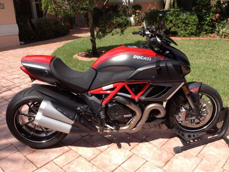 2013 Ducati Diavel Carbon Red no res