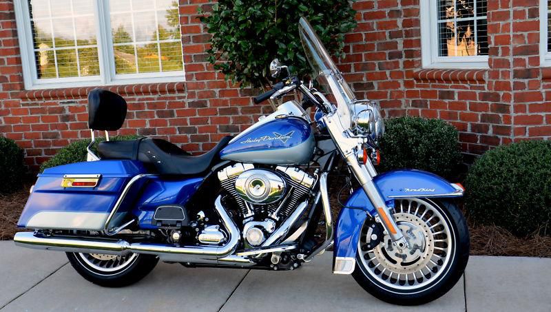 2010 HARLEY DAVIDSON ROAD KING, LIKE NEW CONDITION, PEARL PAINT ONLY 3,880 MILES