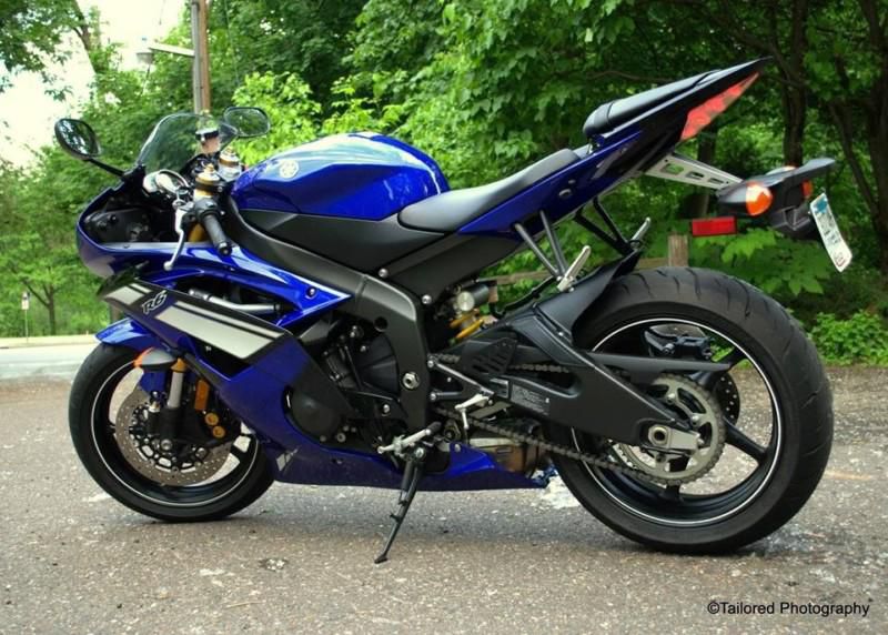 Mint condition yamaha r6, 1000 miles. never down. blue and white.