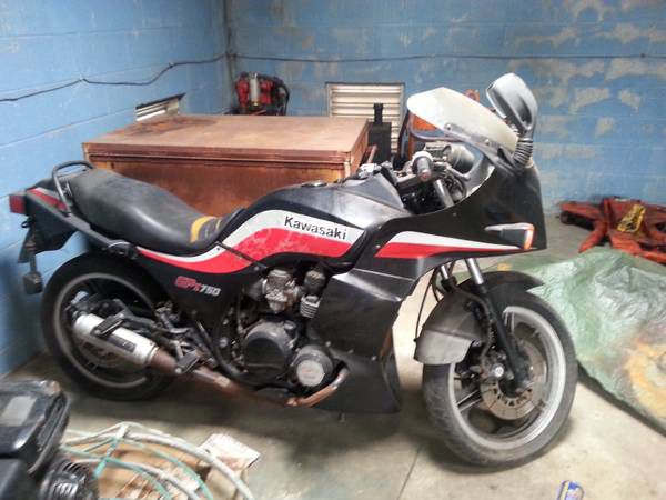 BLACK SUNDAY SALE ONLY l985 GPZ 750 KAWASAKI FOR SALE 1 OWNER LOW MI