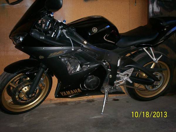 2009 R 6 Yamaha ( nice )