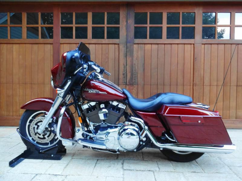 2008 CRIMSON RED STREET GLIDE. ONLY 2900 MILES. LADY OWNED!! TAKE A LOOK.