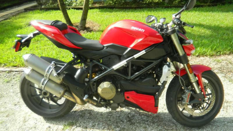 Ducati 2010 streetfighter 1098cc