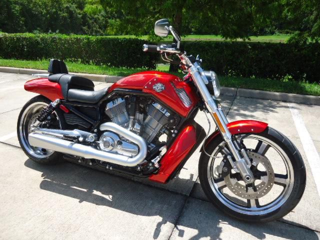 2013 Harley VRSC Muscle only 800 careful miles..LOOK
