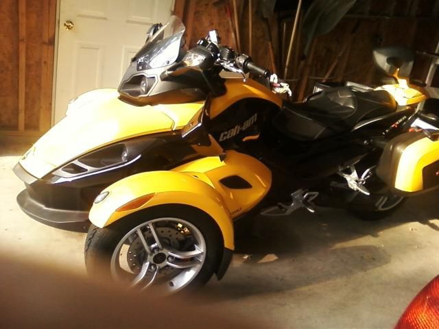 2009 BLACK AND YELLOW CAN-AM SPYDER -AM/FM/CD PLAYER/AMPLIFIER - BACK REST