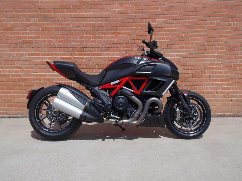 2013 Demo Diavel Carbon Red