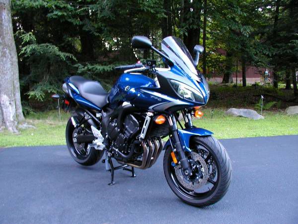 2009 Yamaha FZ 600 sport tour in NEW condition!